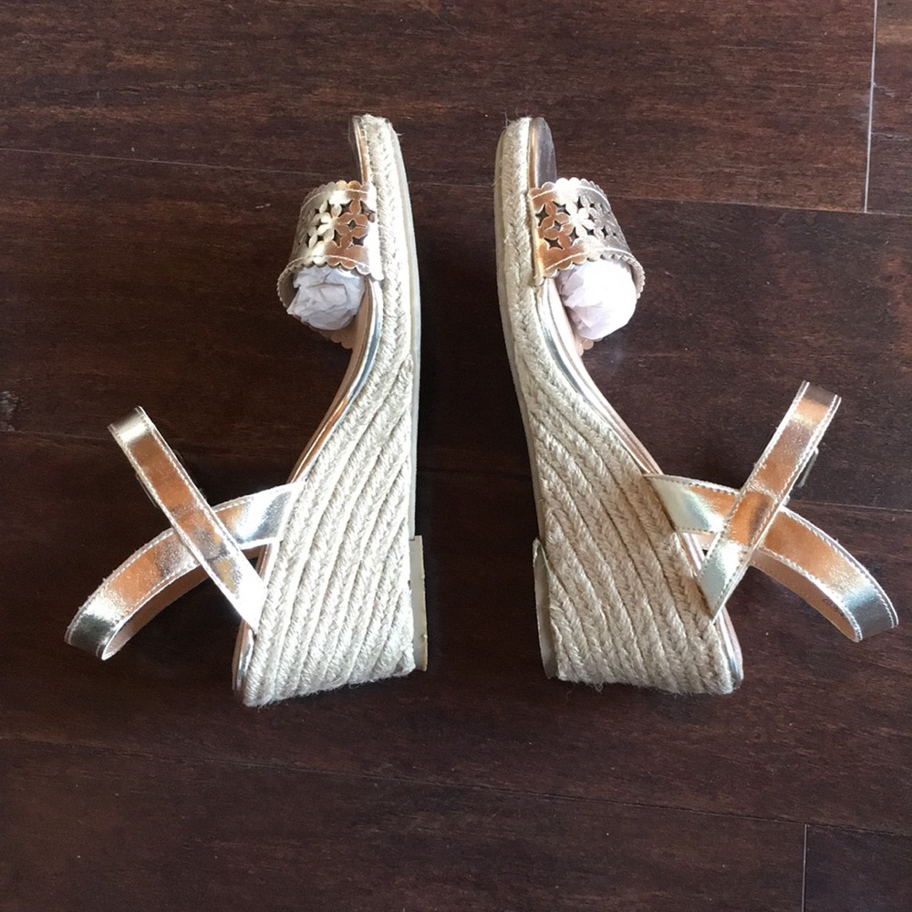 G.H. Bass & co. Metallic gold strapped sandals 6 - Picture 3 of 8